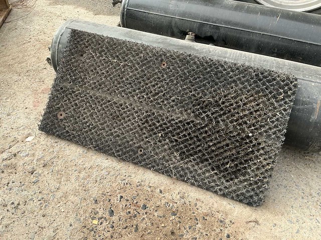 Vrachtwagen spatlappen, luchtketels, wielstop - afbeelding 2 van  2