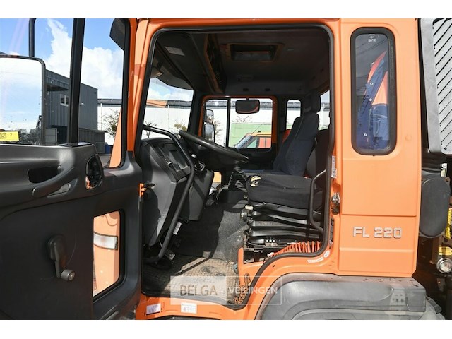 Vrachtwagen volvo met kraan - afbeelding 3 van  27