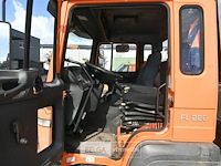 Vrachtwagen volvo met kraan - afbeelding 3 van  27