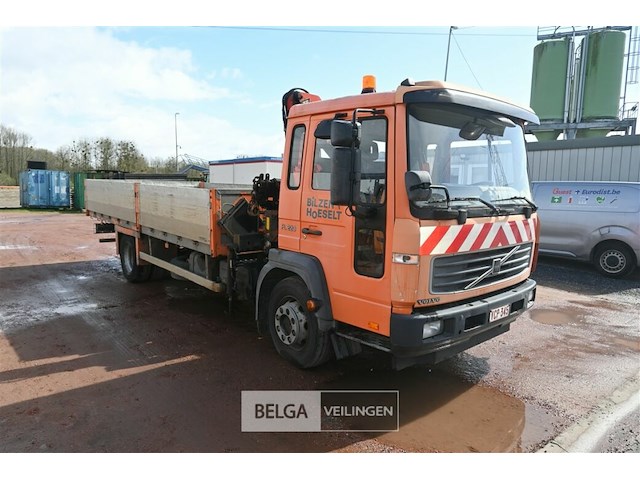Vrachtwagen volvo met kraan - afbeelding 1 van  27