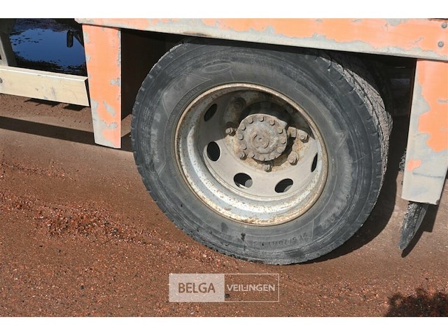 Vrachtwagen volvo met kraan - afbeelding 19 van  27