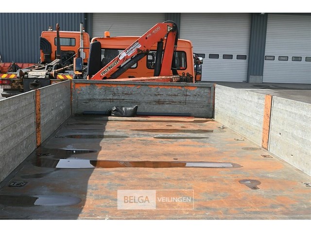 Vrachtwagen volvo met kraan - afbeelding 20 van  27