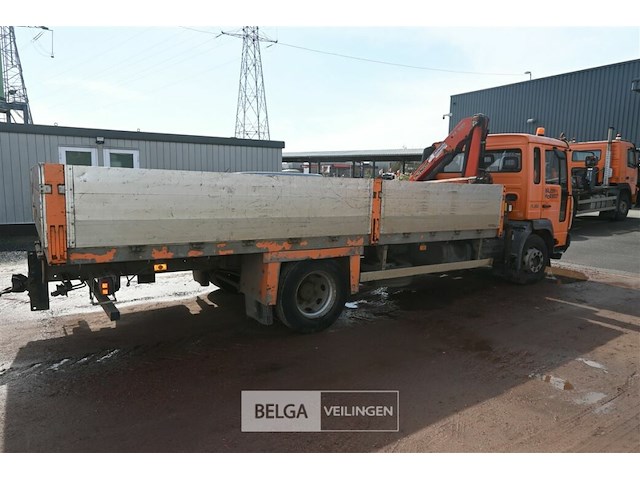 Vrachtwagen volvo met kraan - afbeelding 12 van  27