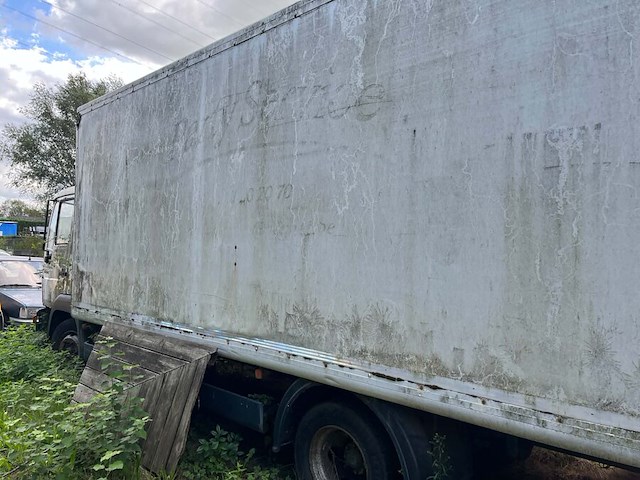 Vrachtwagen (zonder boorddocumenten en zonder sleutel) wrak - locatie: gemelsloweg 7, 3680 maaseik - afbeelding 4 van  5