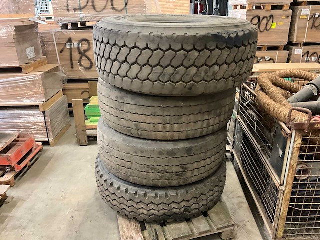 Vrachtwagenband (4x) - afbeelding 1 van  7