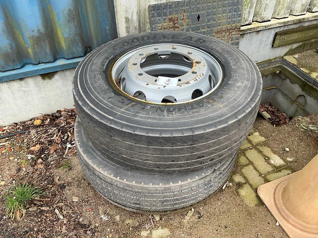 Vrachtwagenband op velg (2x) - afbeelding 1 van  6