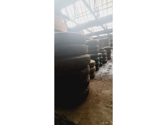 Vrachtwagenbanden met en zonder velgen (35x) - afbeelding 3 van  11