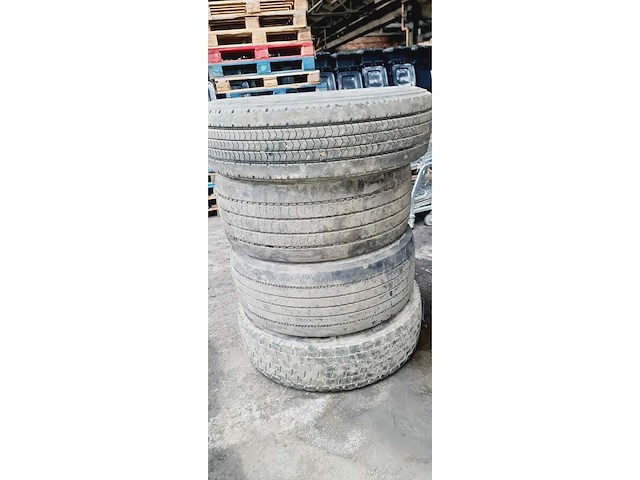 Vrachtwagenbanden met en zonder velgen (35x) - afbeelding 4 van  11