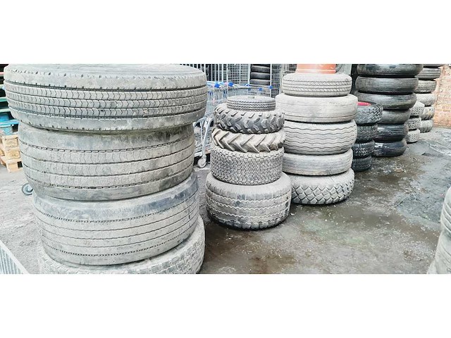Vrachtwagenbanden met en zonder velgen (35x) - afbeelding 6 van  11