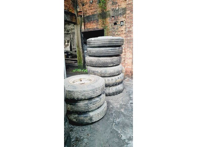 Vrachtwagenbanden met en zonder velgen (35x) - afbeelding 7 van  11