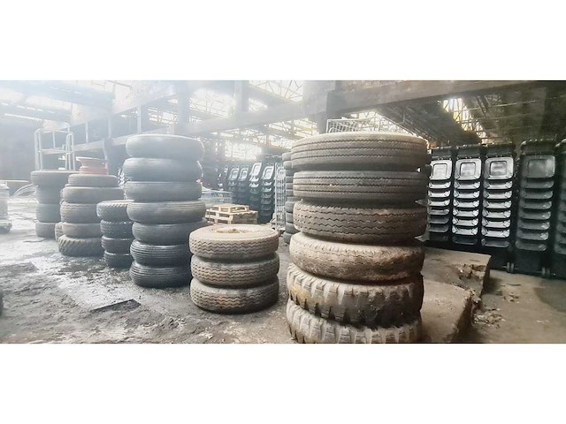 Vrachtwagenbanden met en zonder velgen (35x) - afbeelding 11 van  11