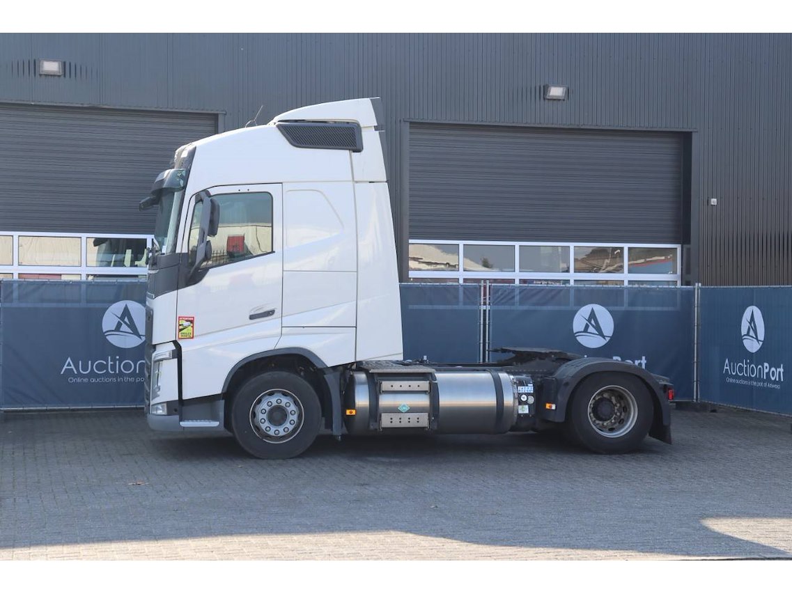 Vrachtwagens - opleggers - graafmachines - grondverzet - heftrucks