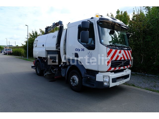 Vrachtwagens, auto's, wegonderhoudsgereedschap