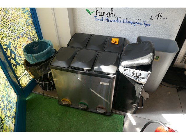 Vuilbakken en poetsgerief - afbeelding 1 van  5