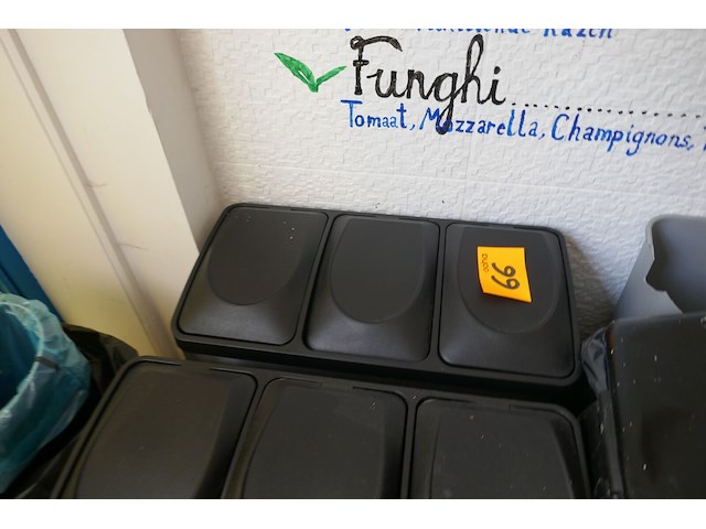 Vuilbakken en poetsgerief - afbeelding 2 van  5