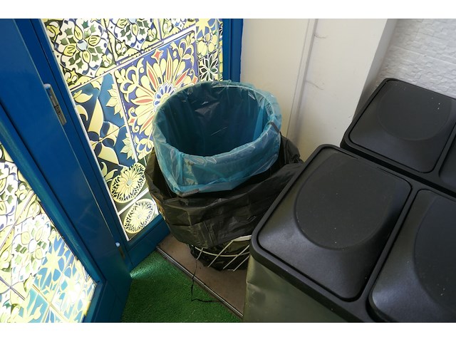 Vuilbakken en poetsgerief - afbeelding 3 van  5