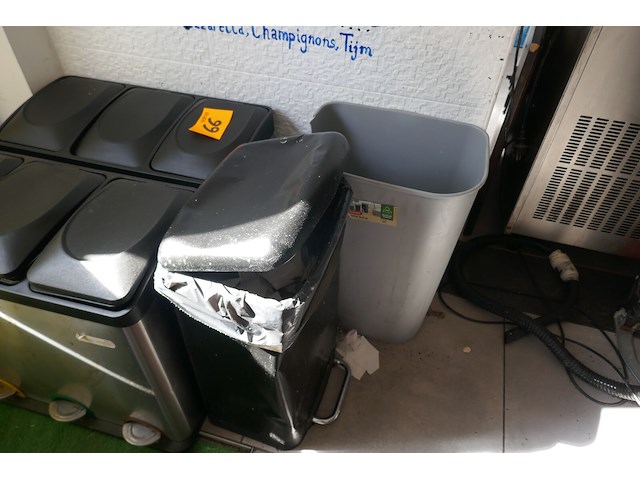 Vuilbakken en poetsgerief - afbeelding 4 van  5