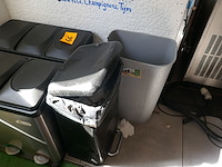 Vuilbakken en poetsgerief - afbeelding 4 van  5