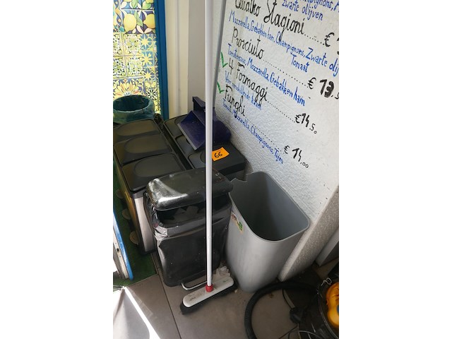 Vuilbakken en poetsgerief - afbeelding 5 van  5