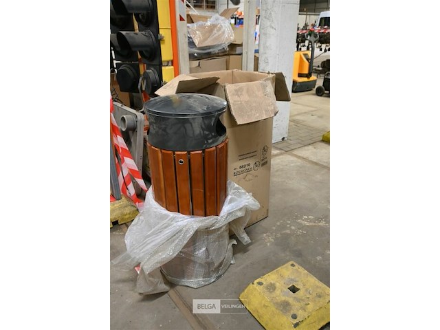 Vuilnisbak met deksel - afbeelding 1 van  4