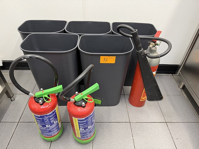 Vuilnisbakken en snelblussers - afbeelding 1 van  5