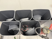 Vuilnisbakken en snelblussers - afbeelding 2 van  5