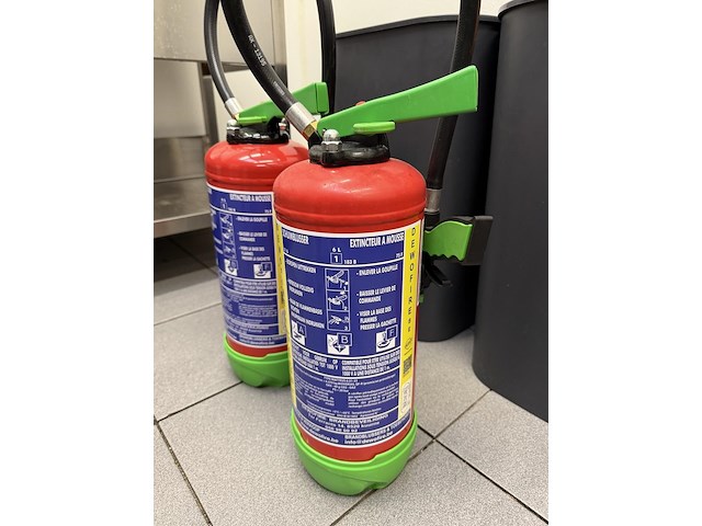 Vuilnisbakken en snelblussers - afbeelding 4 van  5