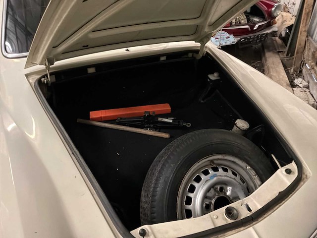 Vw - karman ghia - oldtimer - afbeelding 32 van  45