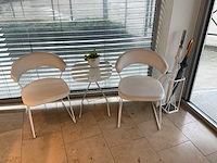 Wachtkamerstoel met salontafel en paraplubak (2x)