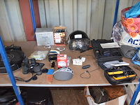 Walkie talkie motorola t82 in tas, stroomtherapie phyaction 110 in koffer, scooter helm vinz, gps tomtom, zonnebril, verrekijker, rookdetector, dolk, led strip - afbeelding 1 van  9
