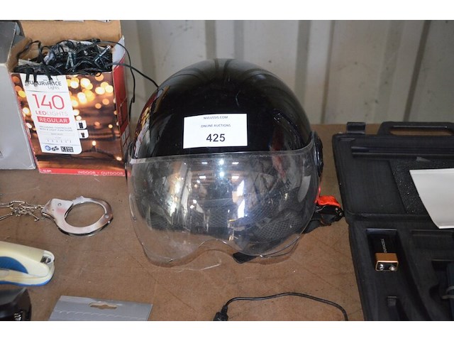 Walkie talkie motorola t82 in tas, stroomtherapie phyaction 110 in koffer, scooter helm vinz, gps tomtom, zonnebril, verrekijker, rookdetector, dolk, led strip - afbeelding 2 van  9