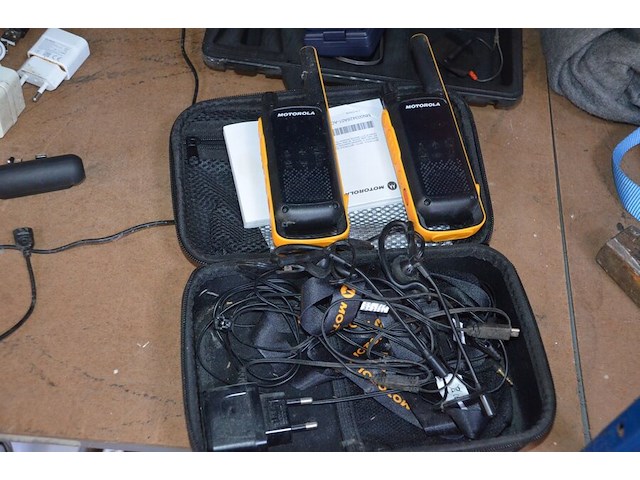 Walkie talkie motorola t82 in tas, stroomtherapie phyaction 110 in koffer, scooter helm vinz, gps tomtom, zonnebril, verrekijker, rookdetector, dolk, led strip - afbeelding 4 van  9