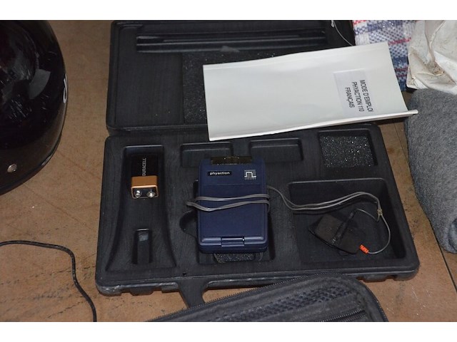 Walkie talkie motorola t82 in tas, stroomtherapie phyaction 110 in koffer, scooter helm vinz, gps tomtom, zonnebril, verrekijker, rookdetector, dolk, led strip - afbeelding 5 van  9