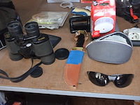 Walkie talkie motorola t82 in tas, stroomtherapie phyaction 110 in koffer, scooter helm vinz, gps tomtom, zonnebril, verrekijker, rookdetector, dolk, led strip - afbeelding 7 van  9