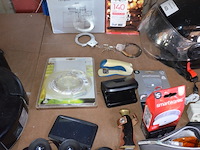 Walkie talkie motorola t82 in tas, stroomtherapie phyaction 110 in koffer, scooter helm vinz, gps tomtom, zonnebril, verrekijker, rookdetector, dolk, led strip - afbeelding 8 van  9