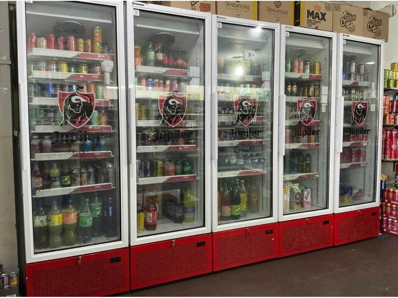 Wandkoelingen, winkelstellingen, dranken en voeding wegens nachtwinkel in faillissement