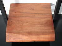 Wandplank, schapje zwart metaal met solide acaciahouten plank - afbeelding 3 van  3