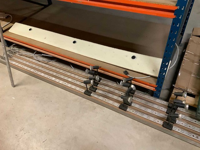 Wandrek met indirect licht uit gesableerd inox - afbeelding 5 van  7
