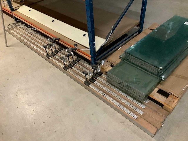 Wandrek met indirect licht uit gesableerd inox - afbeelding 6 van  7
