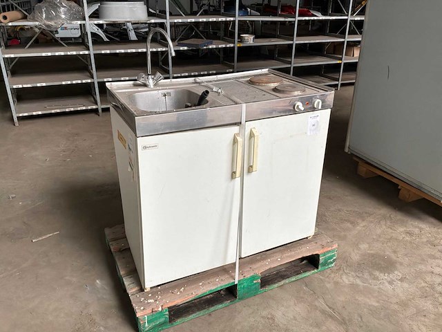 Wasbak met dubbele kookplaat en koelkast - afbeelding 1 van  3