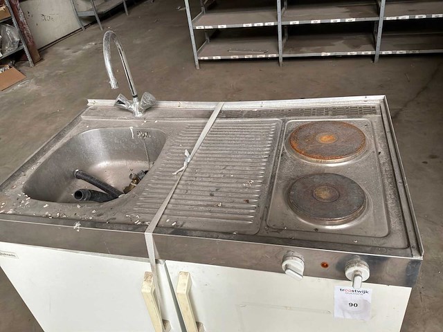 Wasbak met dubbele kookplaat en koelkast - afbeelding 2 van  3