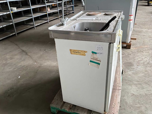 Wasbak met dubbele kookplaat en koelkast - afbeelding 3 van  3