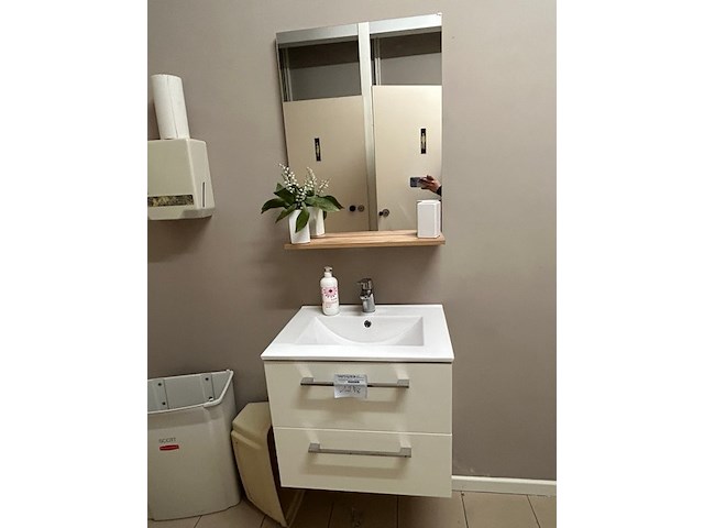 Wasbakmeubel + spiegel - afbeelding 1 van  6