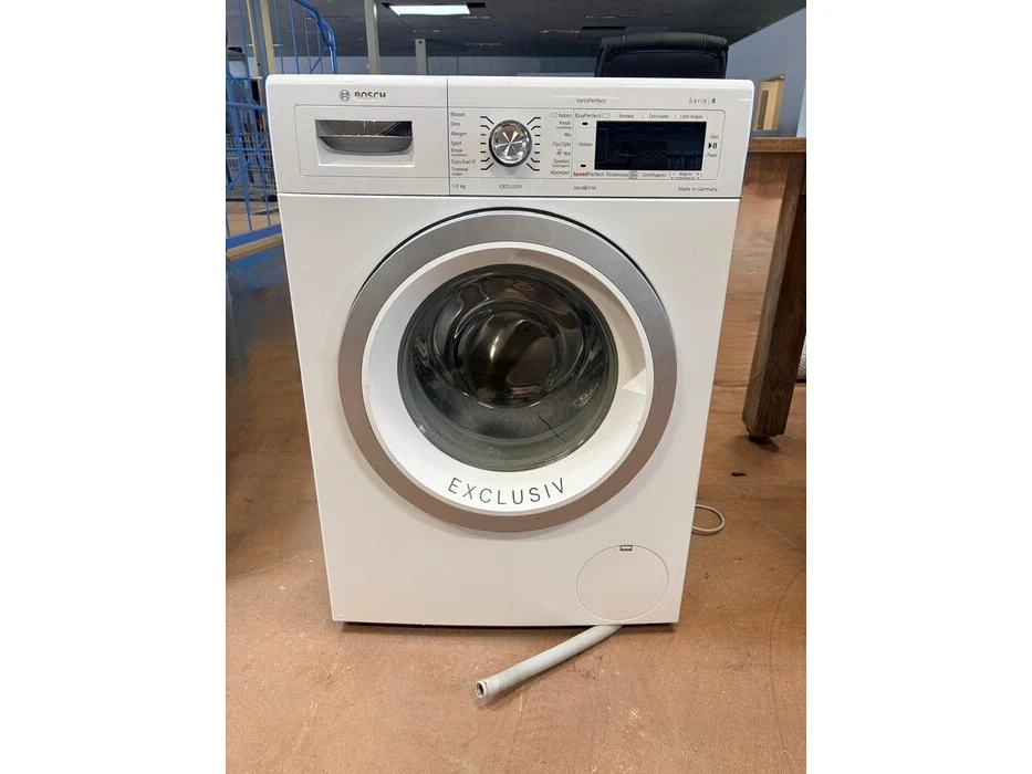 Textiel wandkleed - wasmachine bosch - houten eettafel