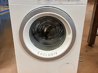 Textiel wandkleed - wasmachine bosch - houten eettafel