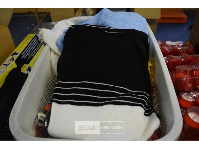 Wasmand met inhoud div kledij - afbeelding 1 van  3