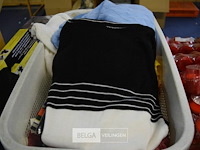 Wasmand met inhoud div kledij - afbeelding 1 van  3