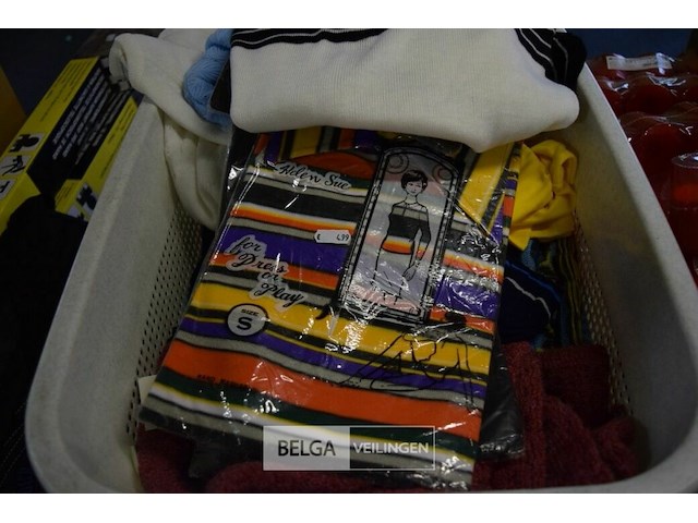 Wasmand met inhoud div kledij - afbeelding 2 van  3