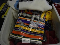 Wasmand met inhoud div kledij - afbeelding 2 van  3