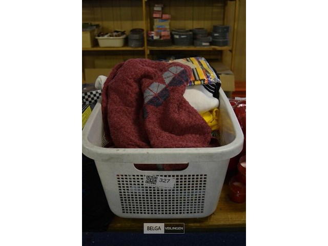 Wasmand met inhoud div kledij - afbeelding 3 van  3